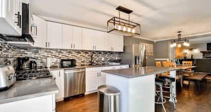 3Br Suite /w Gameroom Across from Hunter