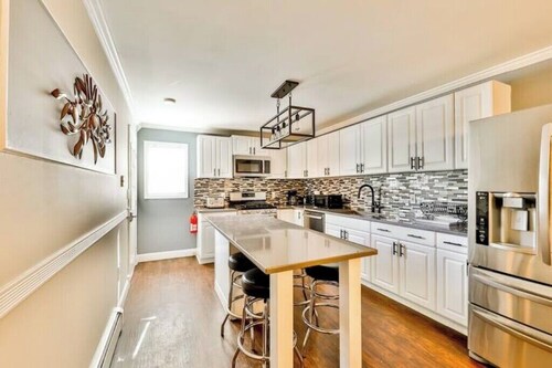 3Br Suite /w Gameroom Across from Hunter