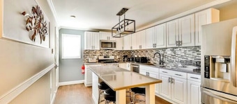 3Br Suite /w Gameroom Across from Hunter