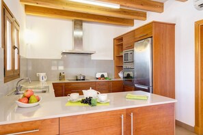 Kjøleskap, mikrobølgeovn, ovn og oppvaskmaskin