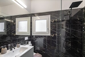 Dusj, hårføner, håndklær og såpe