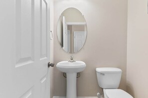 Serviettes fournies, savon, shampoing, papier toilette