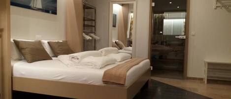 In-room safe, free WiFi