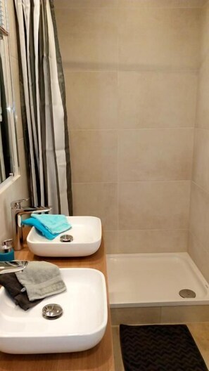 Comfort Double Room, Non Smoking | Bilik Mandi | Pancuran mandi, pengering rambut, tuala disediakan, tisu tandas 