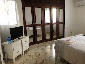 2 bedrooms, iron/ironing board, free WiFi, bed sheets