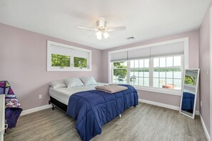 4 bedrooms, iron/ironing board, WiFi