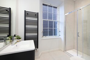 Standard Apartment | Bathroom | Hair dryer, soap, shampoo, toilet paper