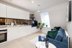 En 24-tommers Flatskjerm-TV med kabel-kanaler samt TV