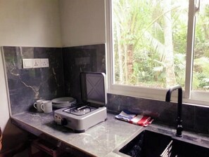 Geladeira, cooktop, chaleira elétrica, torradeira