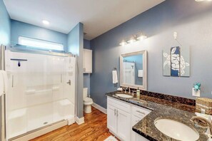 Suihku, hiustenkuivaaja, pyyhkeet, saippua