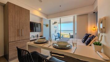 Deluxe Studio Suite | Dining room