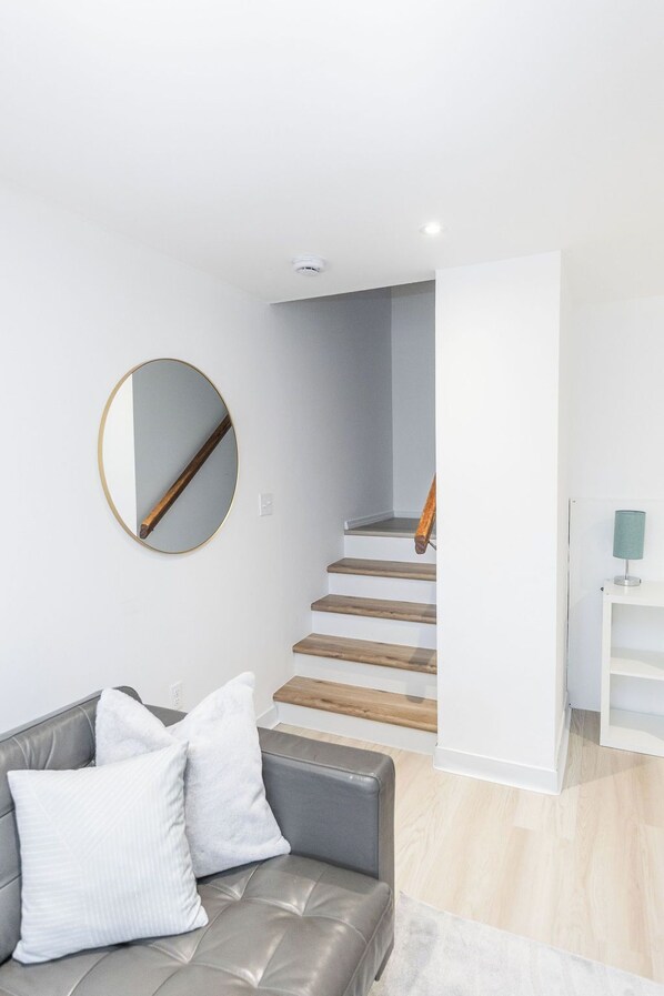 Smart TV - 3 bed 1.5 bath in-unit washer, dryer and 50 inch TV (Jersey City)