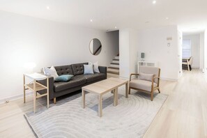 Smart TV - 3 bed 1.5 bath in-unit washer, dryer and 50 inch TV (Jersey City)