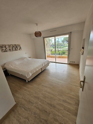 1 habitación y tabla de planchar con plancha