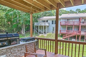 Terrace/patio - Cozy Townhouse with a Covered Deck, Smart TVs, and Golf Nearby (Hot Springs Village)