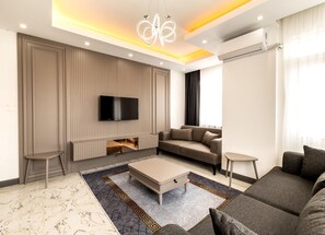 Apartemen Keluarga | 1 kamar tidur, ruang kerja ramah laptop, dan tirai kedap cahaya