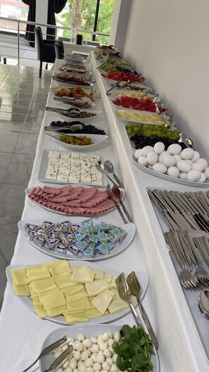 Tägliches Frühstücksbuffet (6 EUR pro Person)