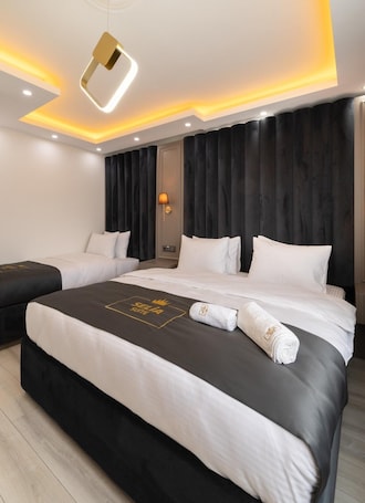 1 habitación, espacio para trabajar con laptop y cortinas blackout