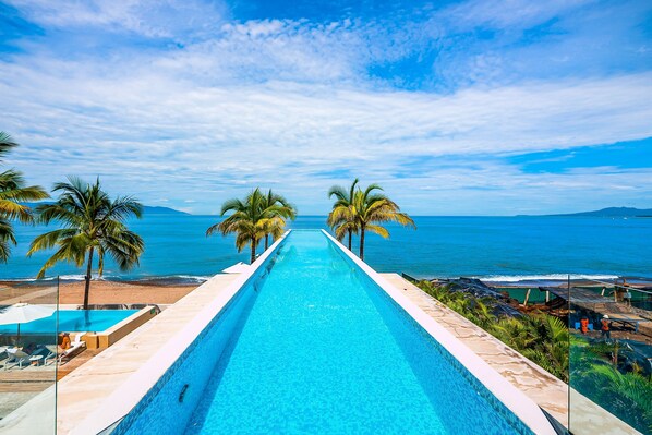 A heated pool - Modern oceanfront studio with breathtaking sunsets, heated pools & beach access (Puerto Vallarta)