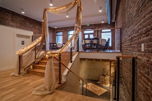 المنشأة من الداخل