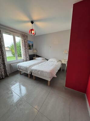 3 bedrooms, iron/ironing board, WiFi, bed sheets