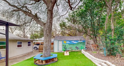 Cozy colorful home with living and play room, patio with BBQ & backyard