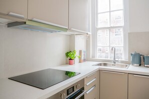 Kühlschrank, Mikrowelle, Ofen, Herdplatte