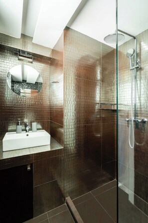 Shower, hair dryer, towels, soap - Elysee Apartments 9 B (Athens)