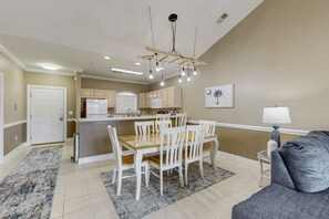 Interior - 3rd floor condo w/balcony, W/D, pool, close to beach & golf (Myrtle Beach)