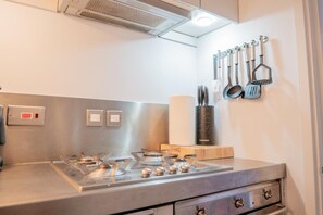 Mikrobølgeovn, ovn, opvaskemaskine, kaffe-/temaskine