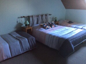 4 bedrooms, iron/ironing board, WiFi