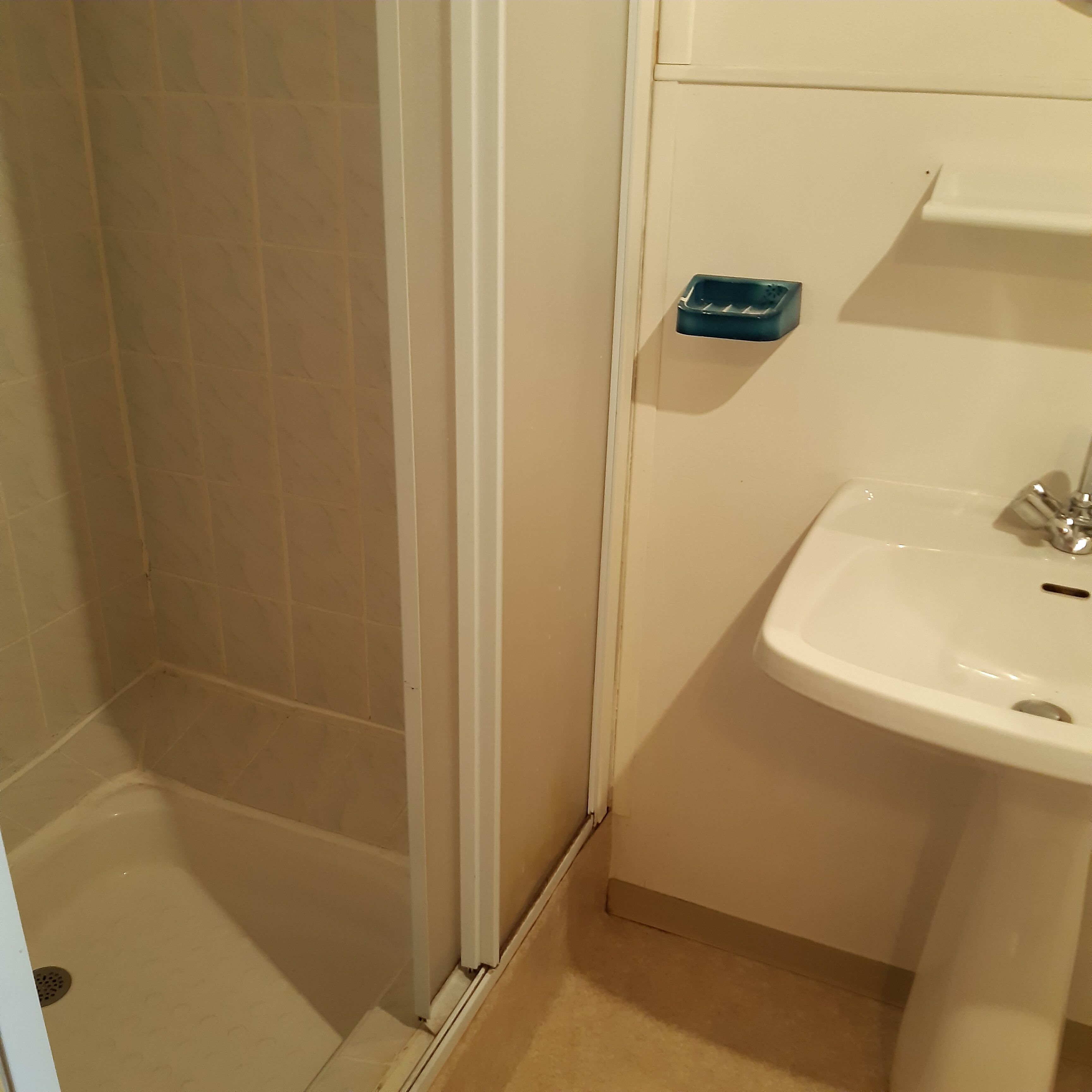 Bruser, hårtørrer, Toiletpapir