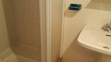 Bruser, hårtørrer, Toiletpapir