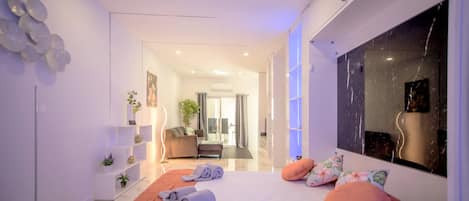 2 bedrooms, iron/ironing board, internet, bed sheets