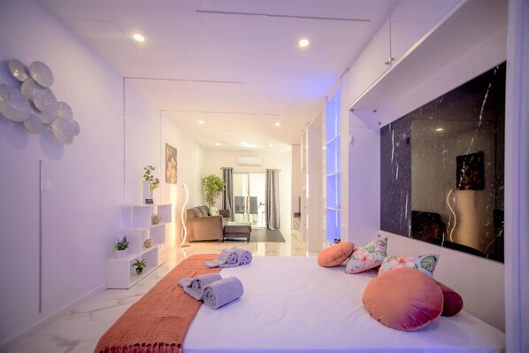 2 bedrooms, iron/ironing board, internet, bed sheets