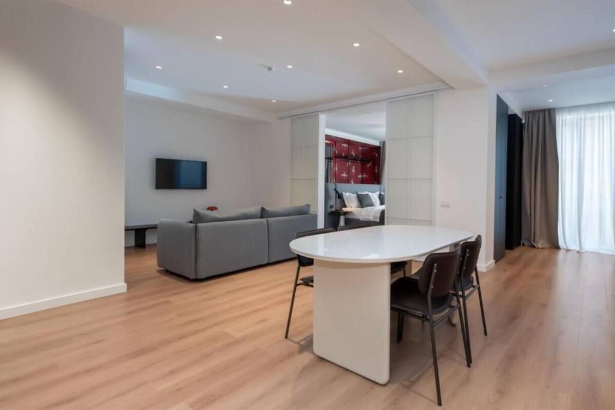 Fridge, microwave, dishwasher, cookware/dishes/utensils