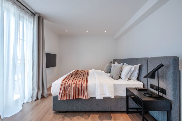 1 bedroom, Egyptian cotton sheets, premium bedding, memory foam beds