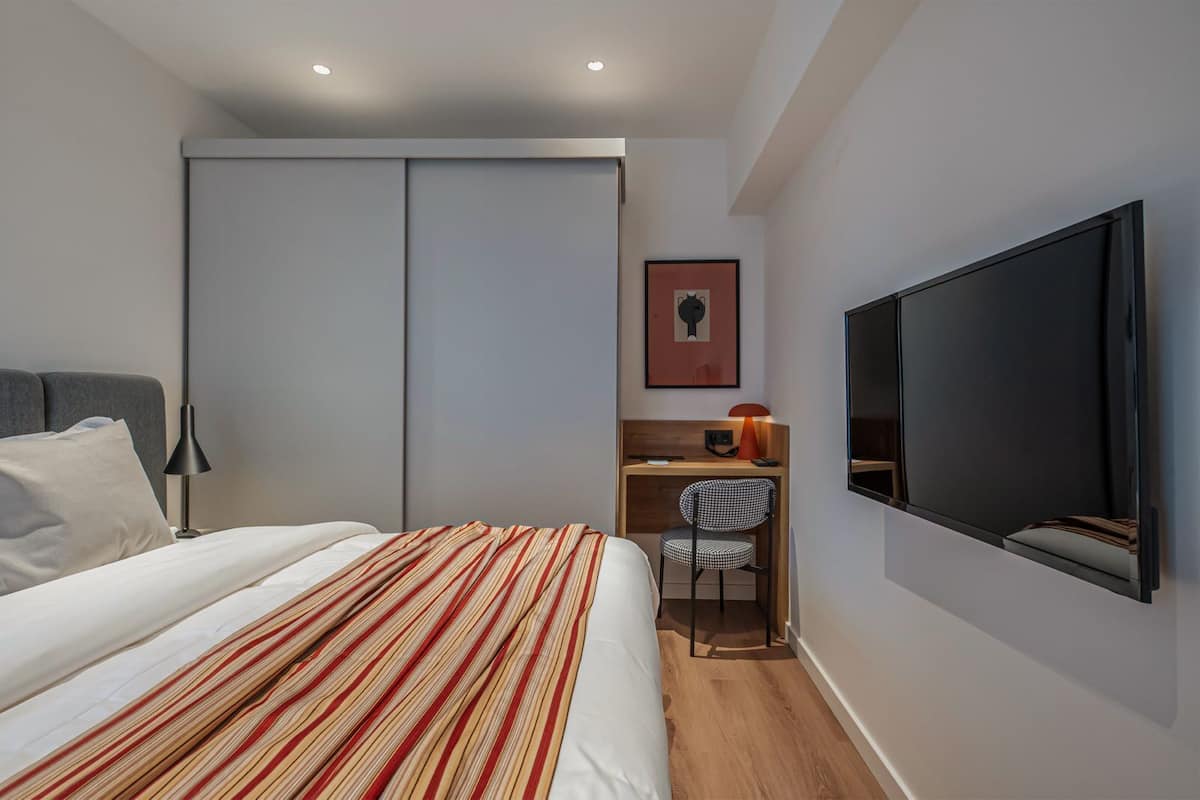 1 bedroom, Egyptian cotton sheets, premium bedding, memory foam beds