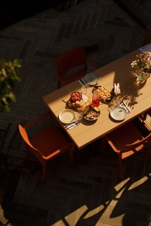 Family dining - Artifact Apart Hotel  (Tbilisi)