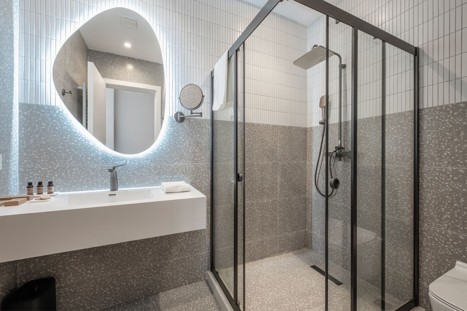 Combined shower/tub, hydromassage showerhead, hair dryer, bathrobes