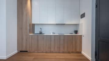 Refrigerador, microondas, lavavajillas y utensilios de cocina