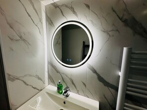 Douche, sèche-cheveux, serviettes fournies, savon