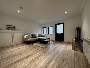 Smart TV, books - Ash Residence City Centre
A stunning warm and cozy city center apartment. (Aberdeen)