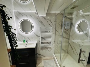 Een douche, een haardroger, handdoeken, zeep