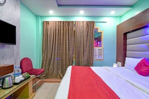 Habitación triple Deluxe | Escritorio, wifi gratis, ropa de cama