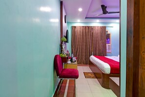 Habitación triple Deluxe | Escritorio, wifi gratis, ropa de cama