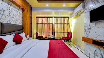 Deluxe Double Room | Desk, free WiFi, bed sheets
