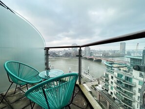 Property grounds - Riverside view London (London)