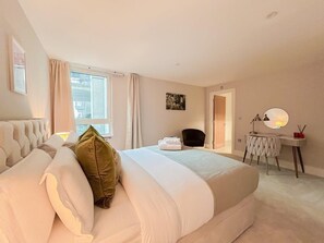 2 bedrooms, iron/ironing board, travel cot, WiFi - Riverside view London (London)