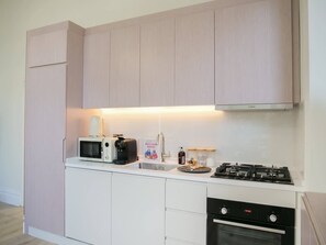 Geladeira, micro-ondas, fogão, cooktop